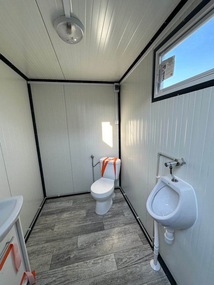 DOPPELTER SANITÄRCONTAINER 3,00 x 2,00 M