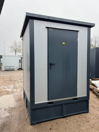 Sanitärcontainer 2,00 x 2,00 m mit Dusche und Spülkasten.
