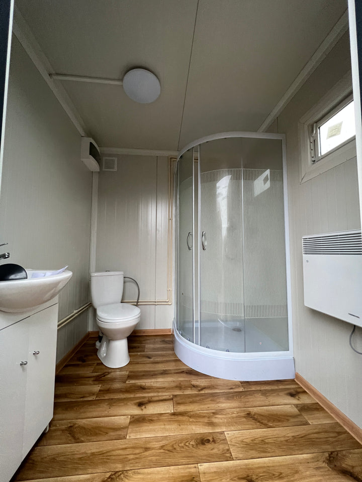 Sanitärcontainer 2,00 x 2,00 m mit Dusche und Spülkasten.