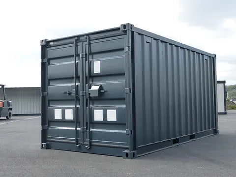 15-Fuß-Container mit Elektroinstallation, Lüftungsgittern und abschließbarer Tür.