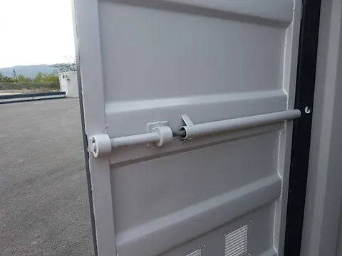 15-Fuß-Container mit Elektroinstallation, Lüftungsgittern und abschließbarer Tür.