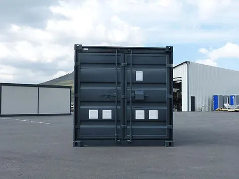15-Fuß-Container mit Elektroinstallation, Lüftungsgittern und abschließbarer Tür.