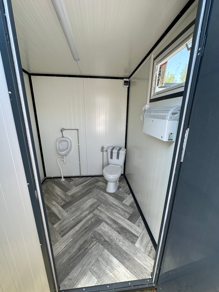 Sanitärcontainer 2,00 x 2,00 m mit WC und Urinal.