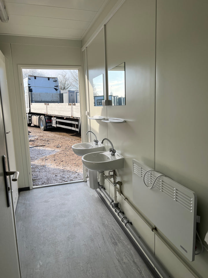6,00 x 2,44 m Sanitärcontainer mit 5 Toiletten