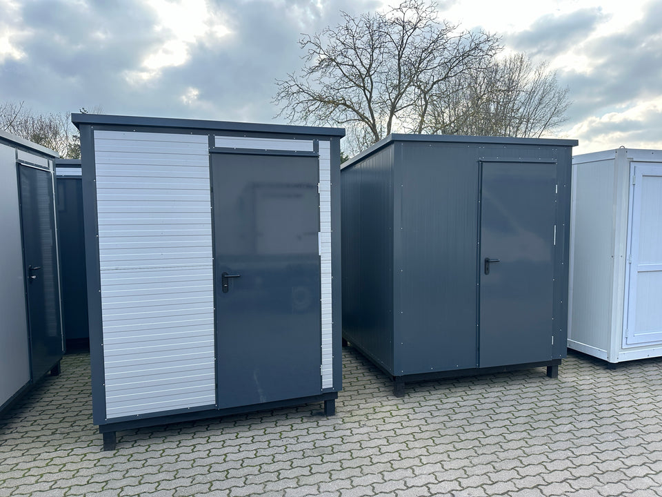 Sanitärcontainer 2,00 x 2,00 m mit WC und Urinal.
