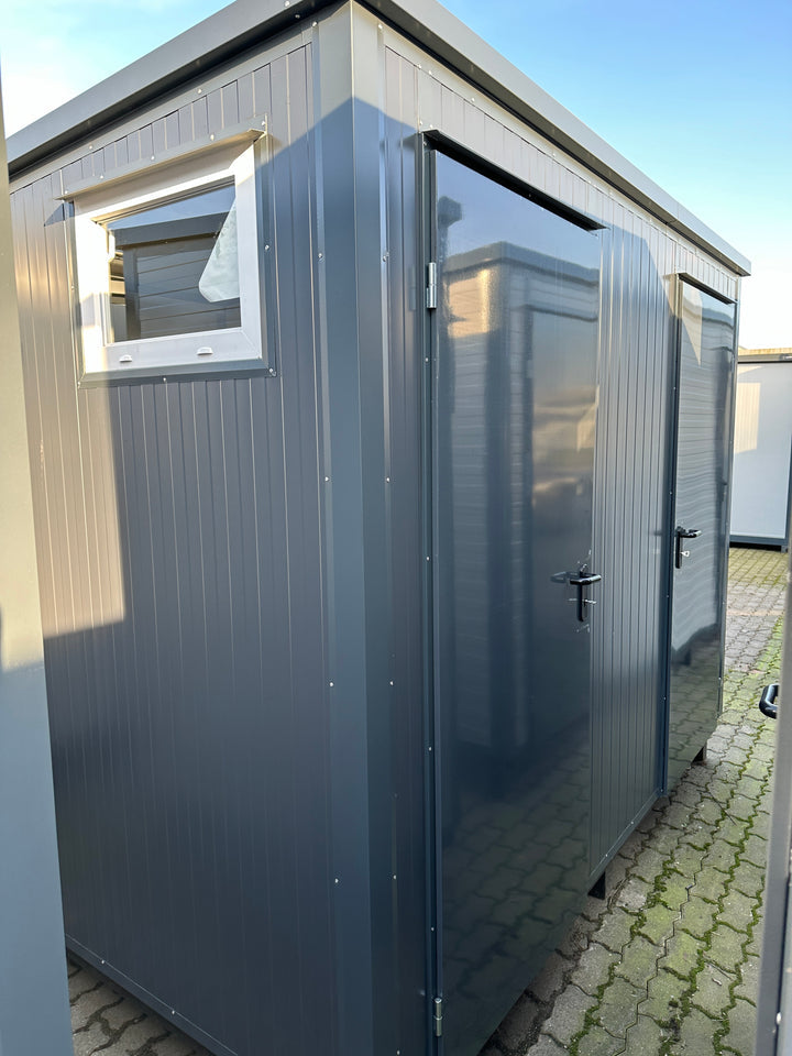 DOPPELTER SANITÄRCONTAINER 3,00 x 2,00 M
