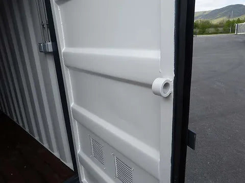 15-Fuß-Container mit Elektroinstallation, Lüftungsgittern und abschließbarer Tür.