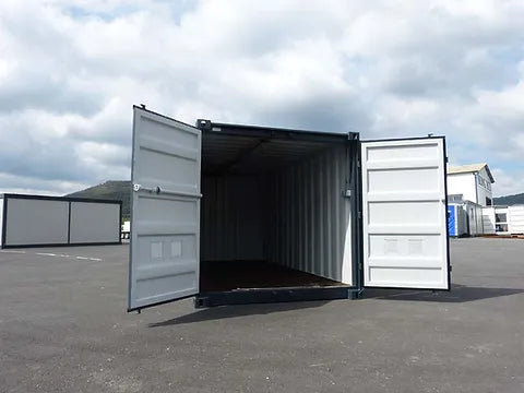 15-Fuß-Container mit Elektroinstallation, Lüftungsgittern und abschließbarer Tür.