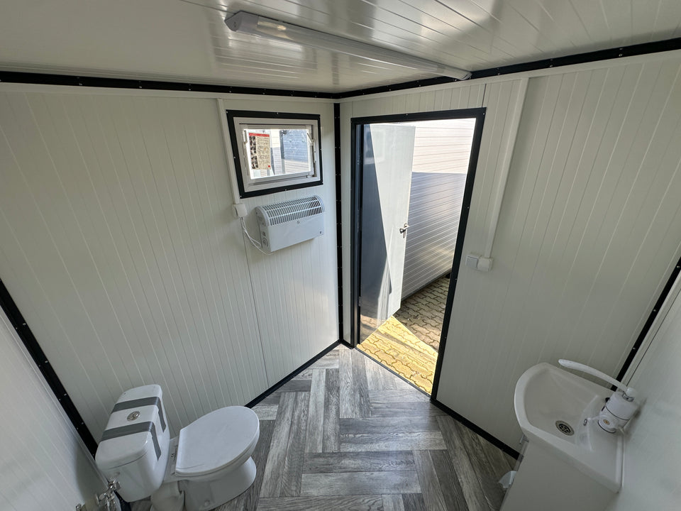 Sanitärcontainer 2,00 x 2,00 m mit WC und Urinal.