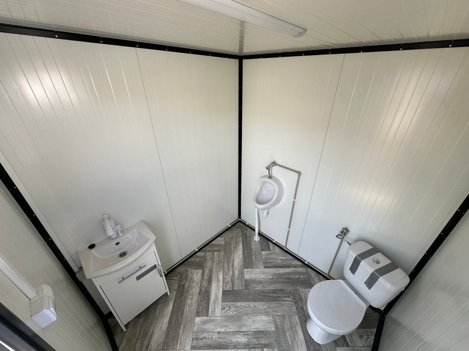Sanitärcontainer 2,00 x 2,00 m mit WC und Urinal.